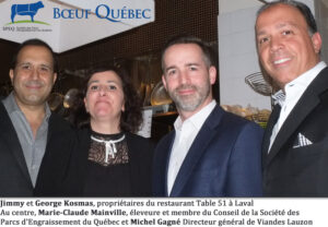 Jimmy et George Kosmas, propriétaires du restaurant Table 51 à Laval Au centre, Marie-Claude Mainville, éleveure et membre du Conseil de la Société des Parcs d'Engraissement du Québec et Michel Gagné Directeur général de Viandes Lauzon